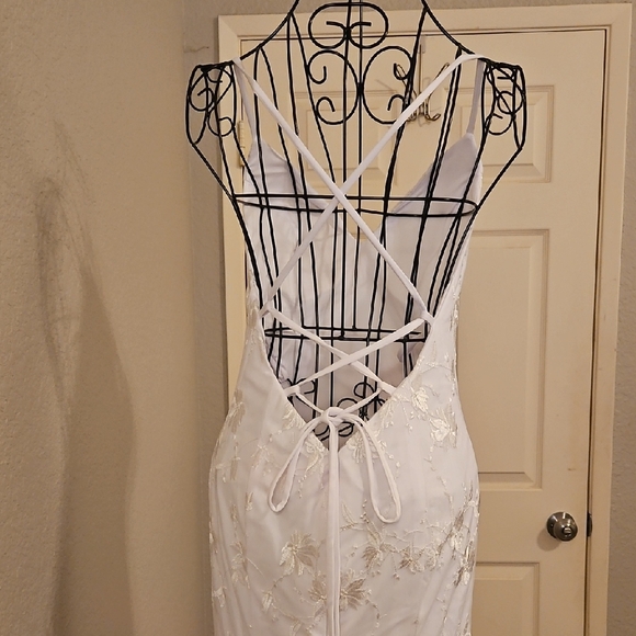 Elegant White Lace Wedding Dress - Picture 8 of 9